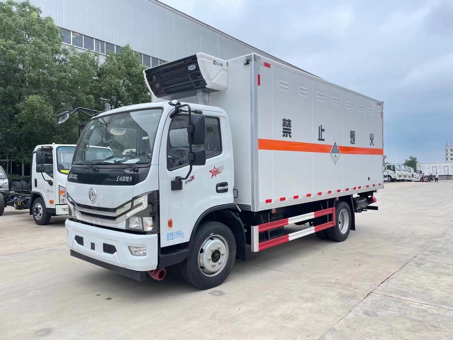 东风5.2米杂项厢式车