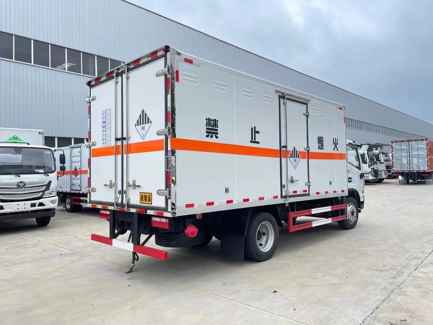 东风5.2米杂项厢式车