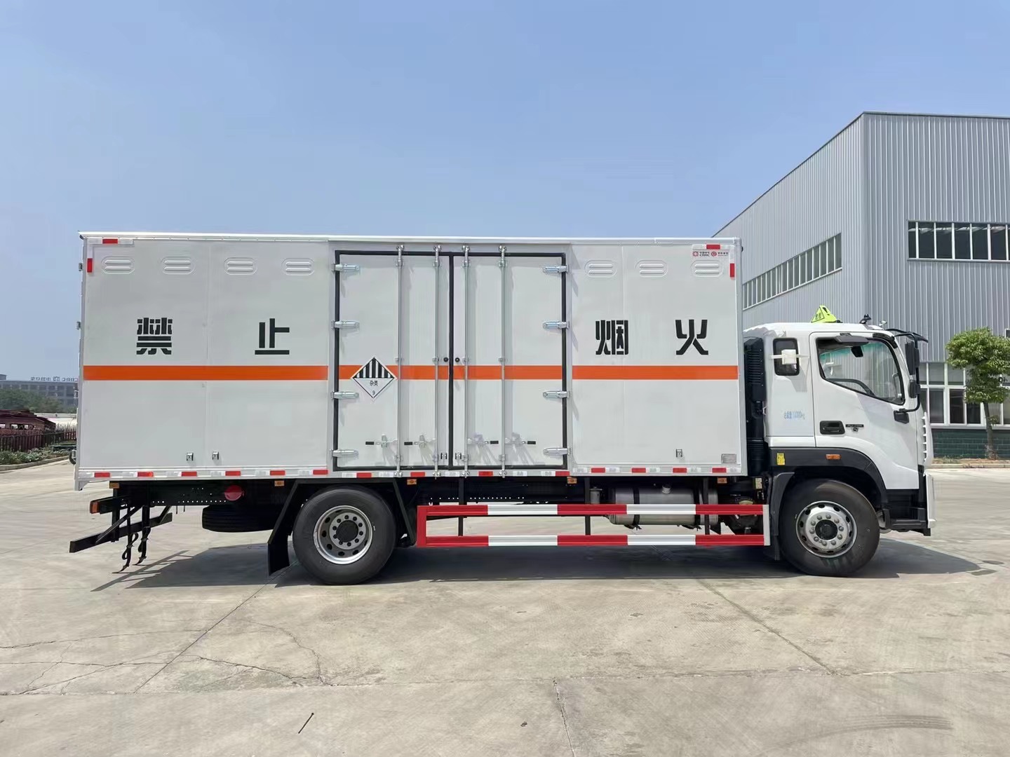 福田欧航6.8米杂项厢式运输车