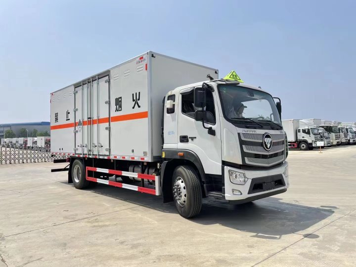 福田欧航6.8米杂项厢式运输车