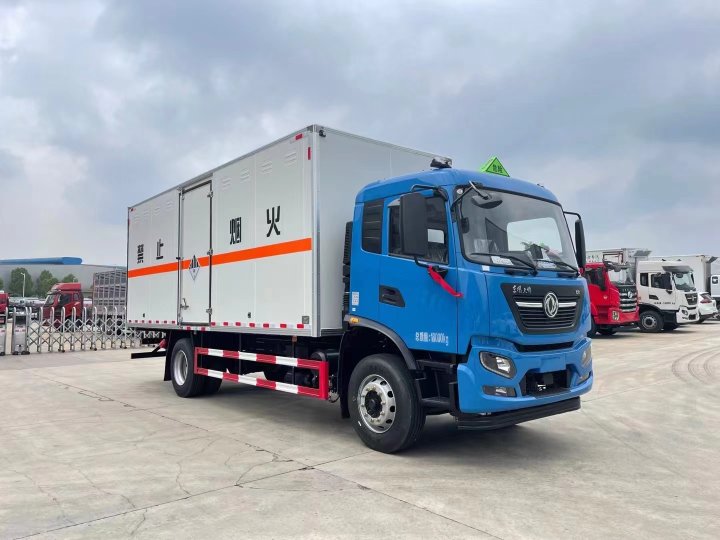 东风天锦6.8米9类危险品车