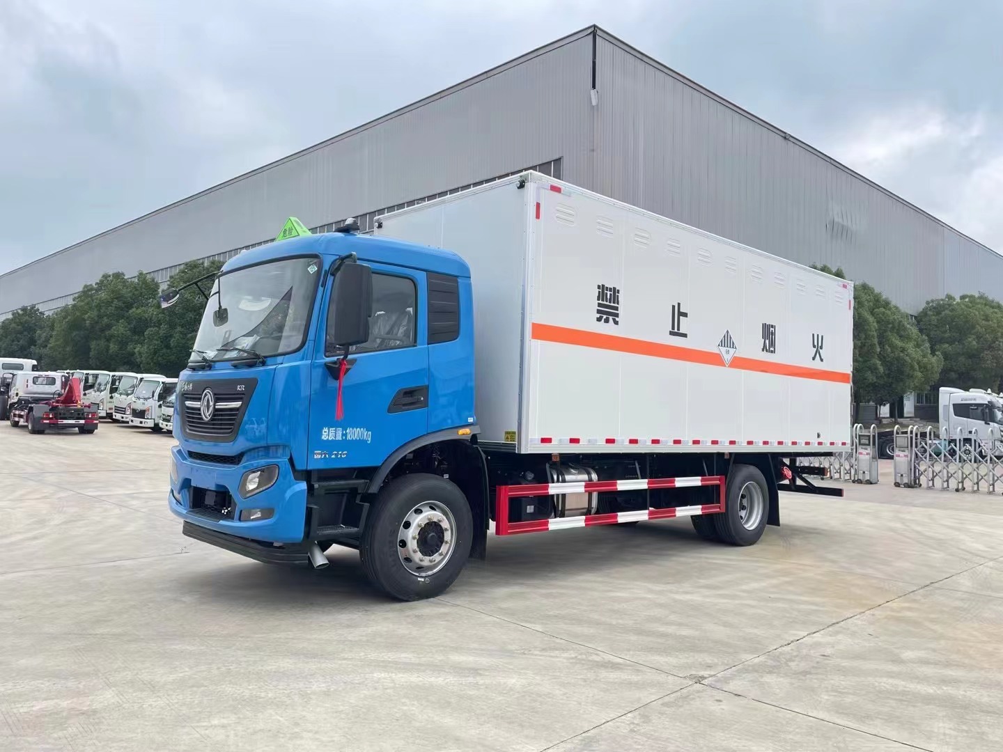 东风天锦6.8米9类危险品车