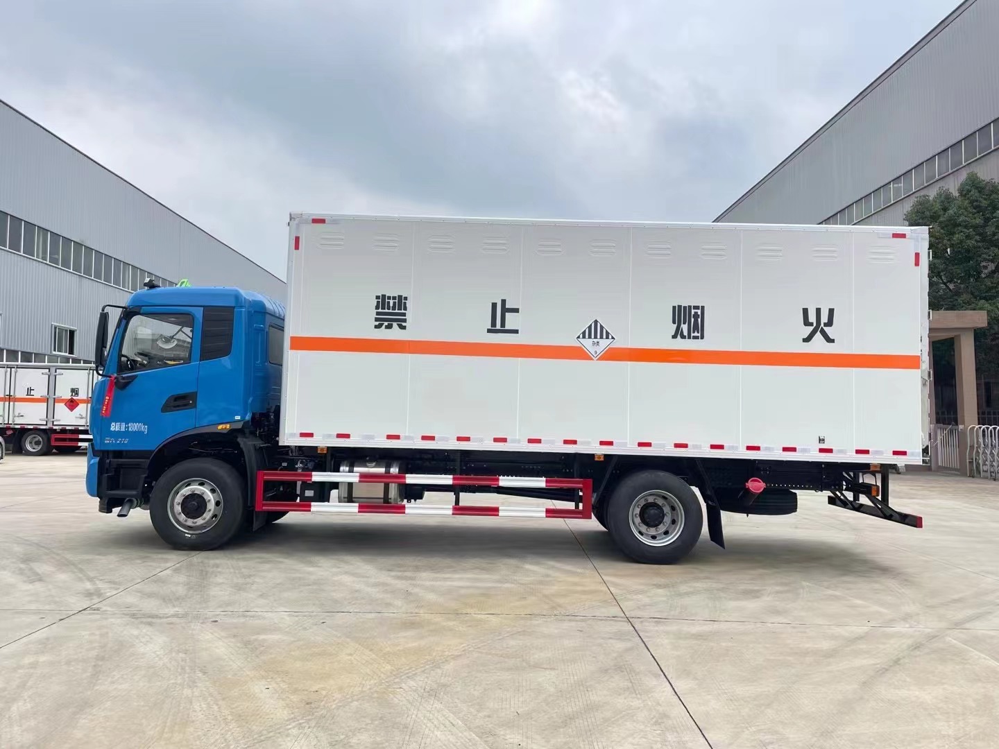 东风天锦6.8米9类危险品车