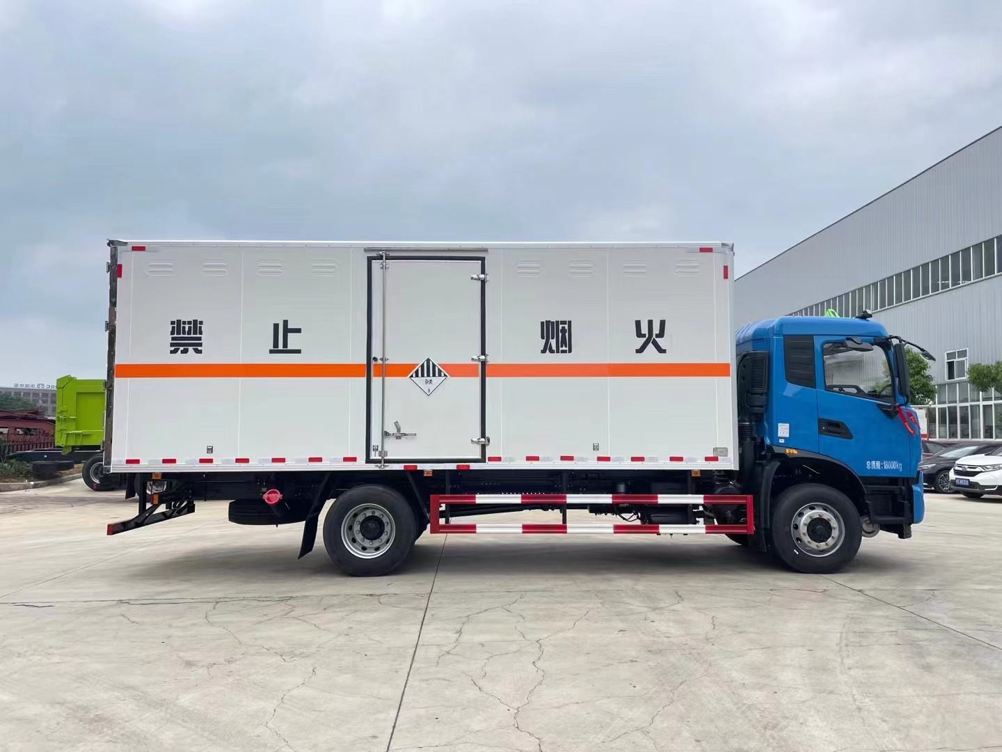 东风天锦6.8米9类危险品车