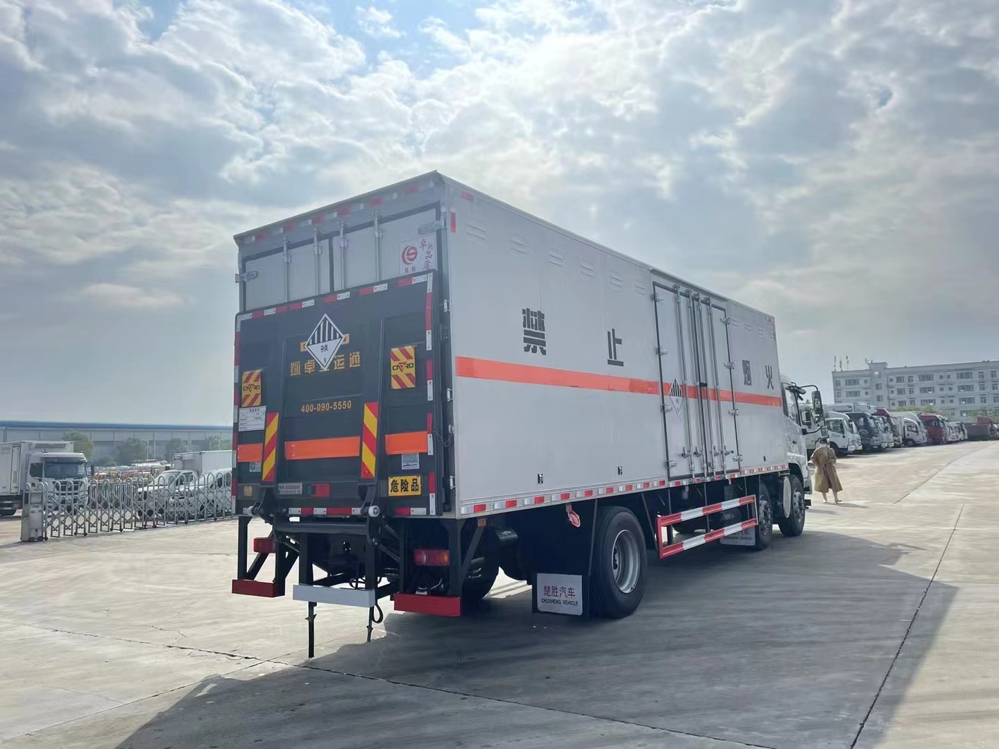 东风天锦8.6米九类危险品厢式车
