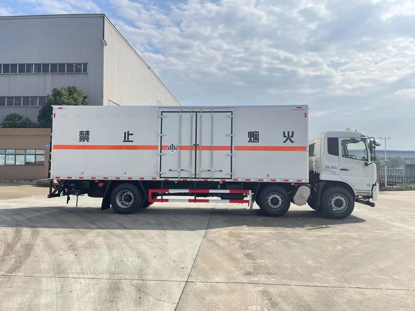 东风天锦8.6米九类危险品厢式车