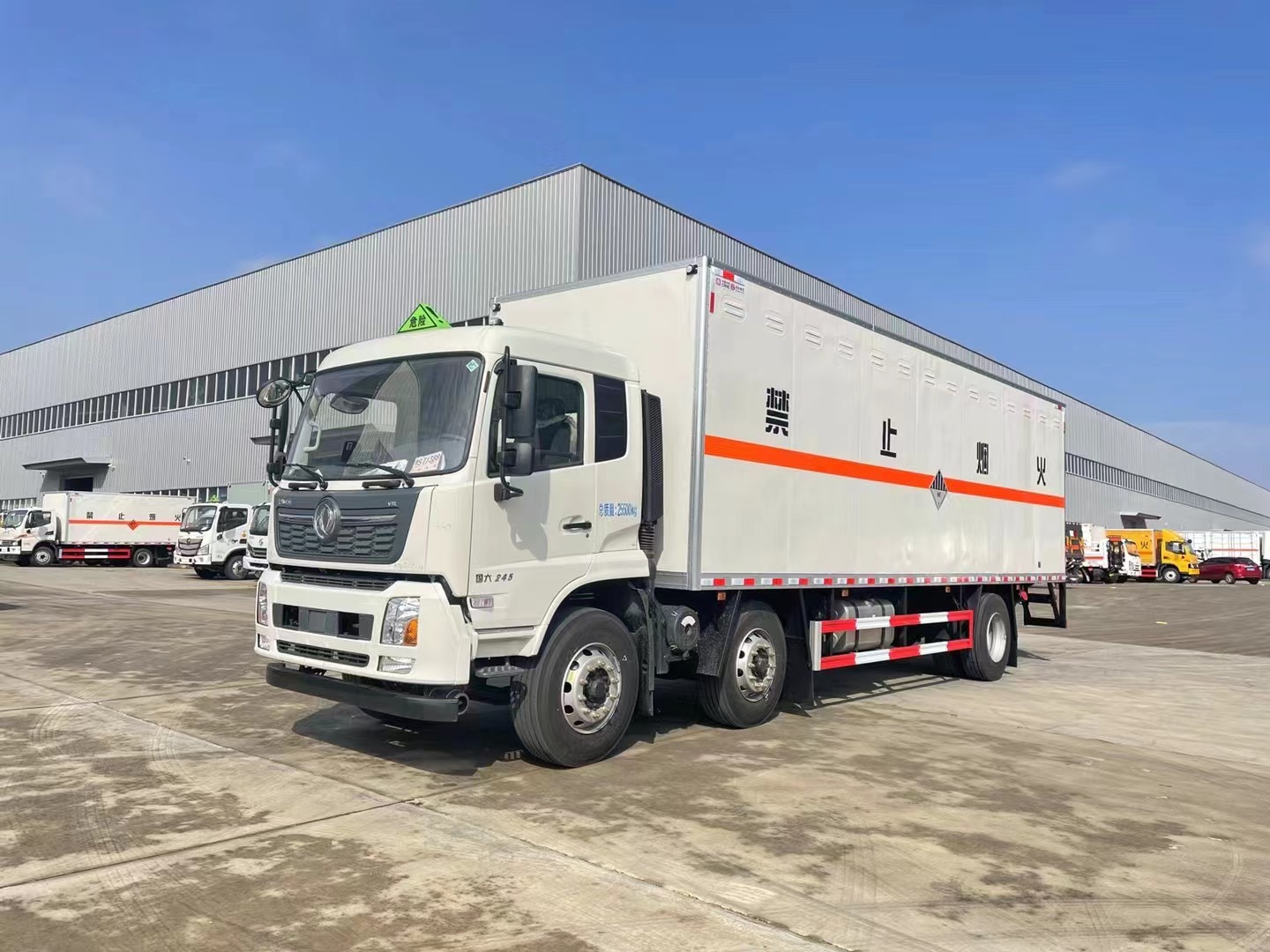 东风天锦8.6米九类危险品厢式车