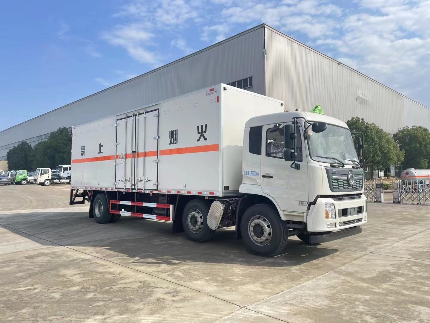 东风天锦8.6米九类危险品厢式车