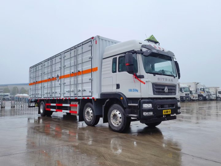 重汽汕德卡9.6米危险废物运输车