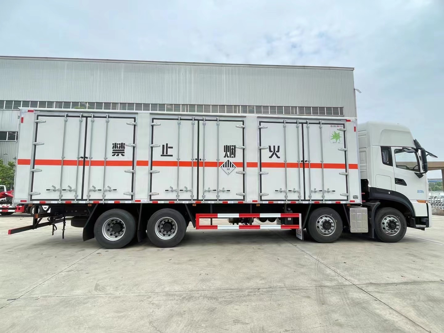 东风天龙9.4米杂项危废车