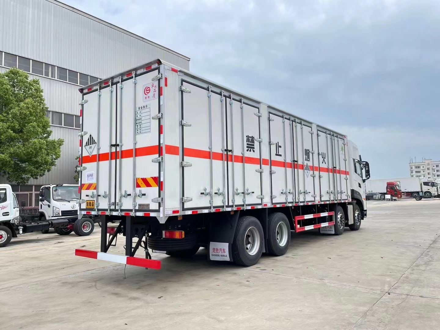 东风天龙9.4米杂项危废车