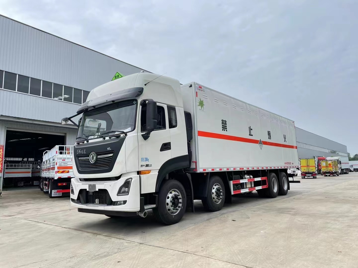 东风天龙9.4米杂项危废车