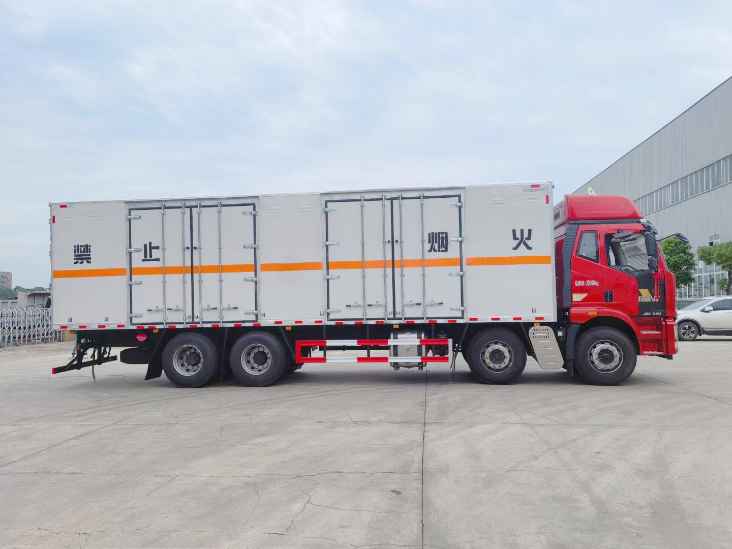 解放前四后八9.6米危货车