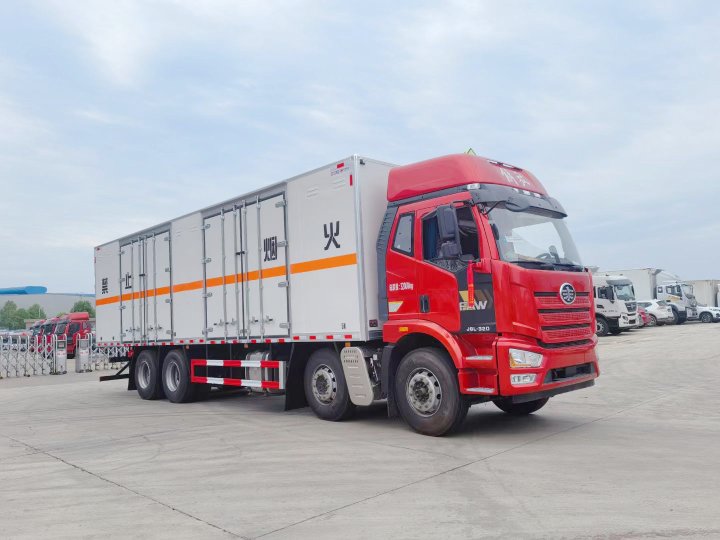 解放前四后八9.6米危货车