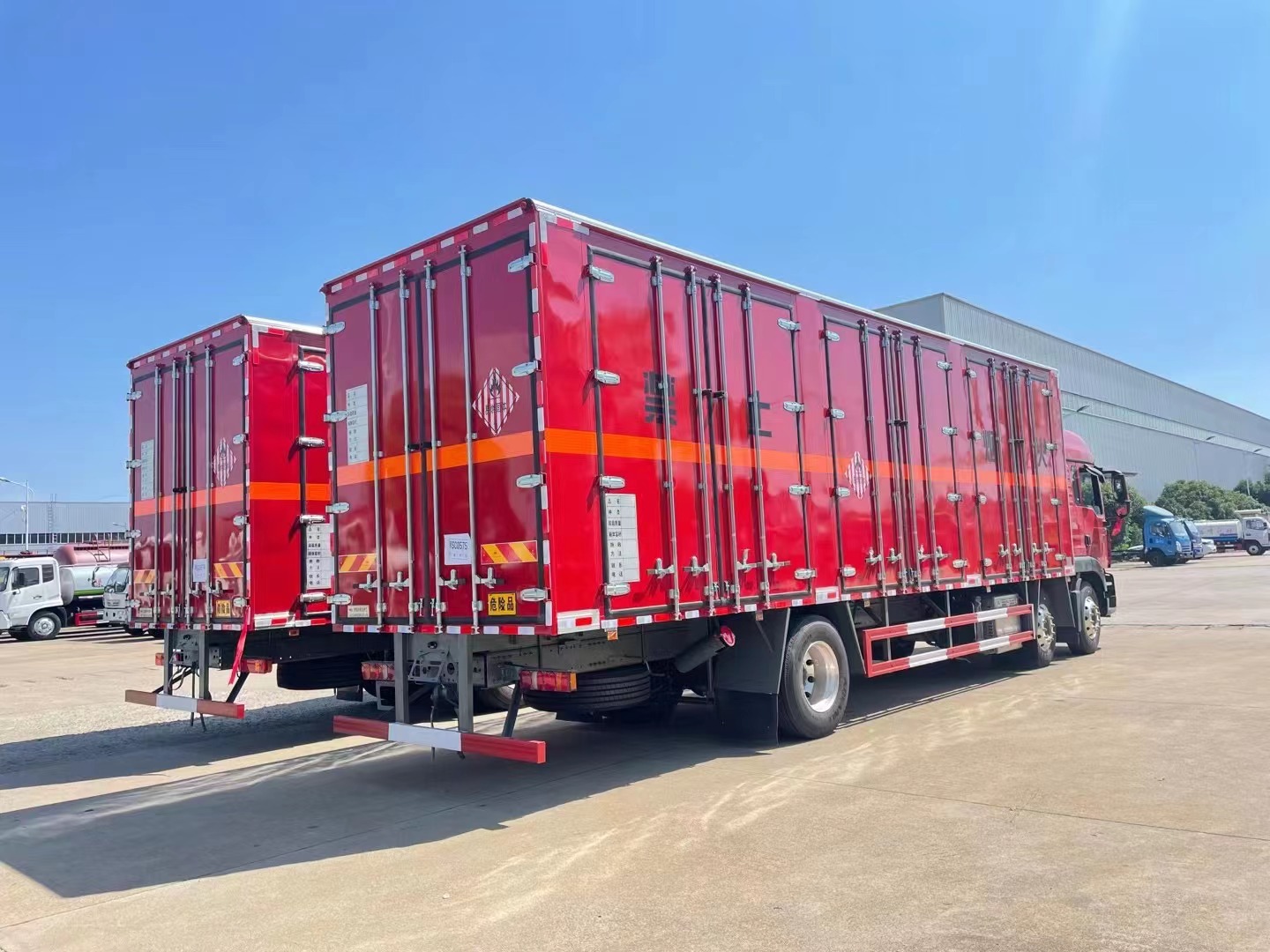 汕德卡9.5米易燃固体厢式运输车