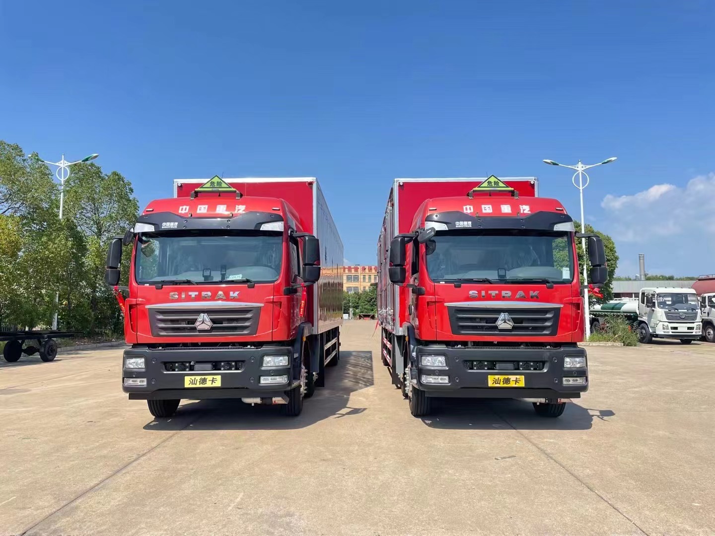 汕德卡9.5米易燃固体厢式运输车