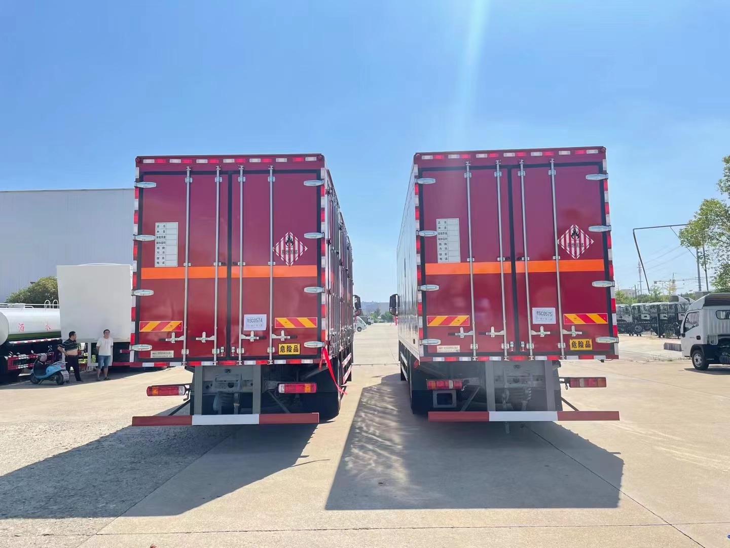 汕德卡9.5米易燃固体厢式运输车