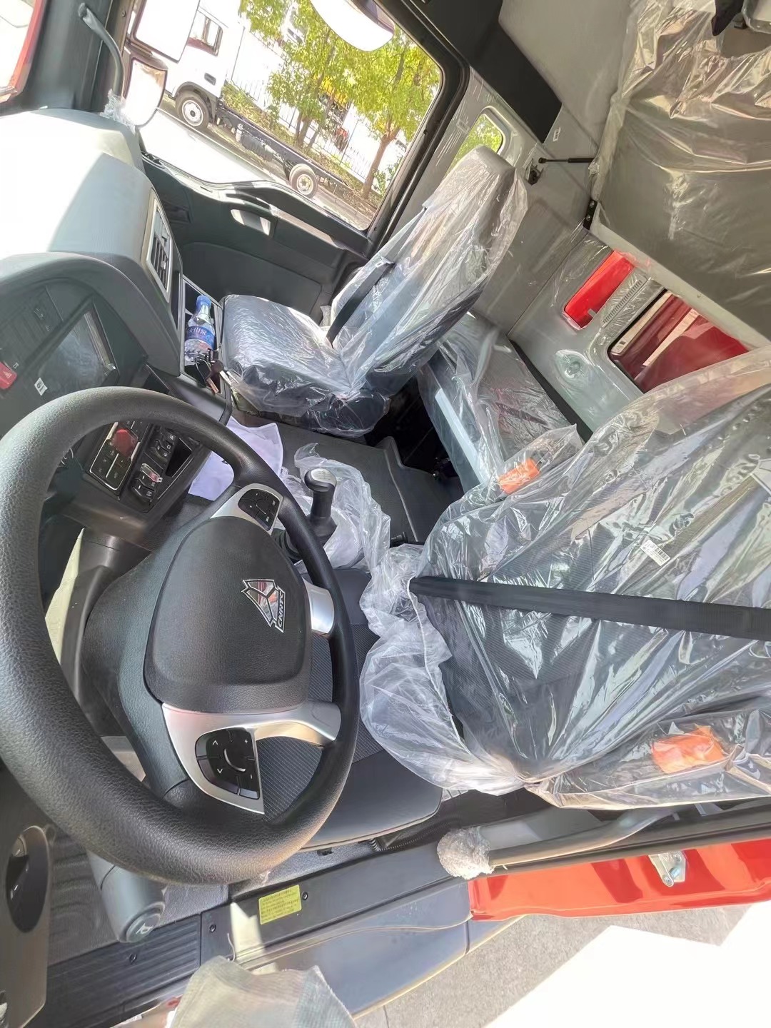 汕德卡9.5米易燃固体厢式运输车