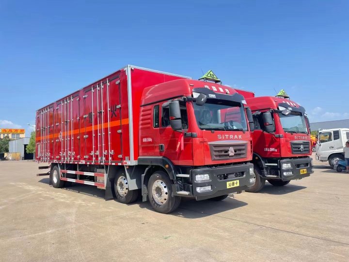汕德卡9.5米易燃固体厢式运输车