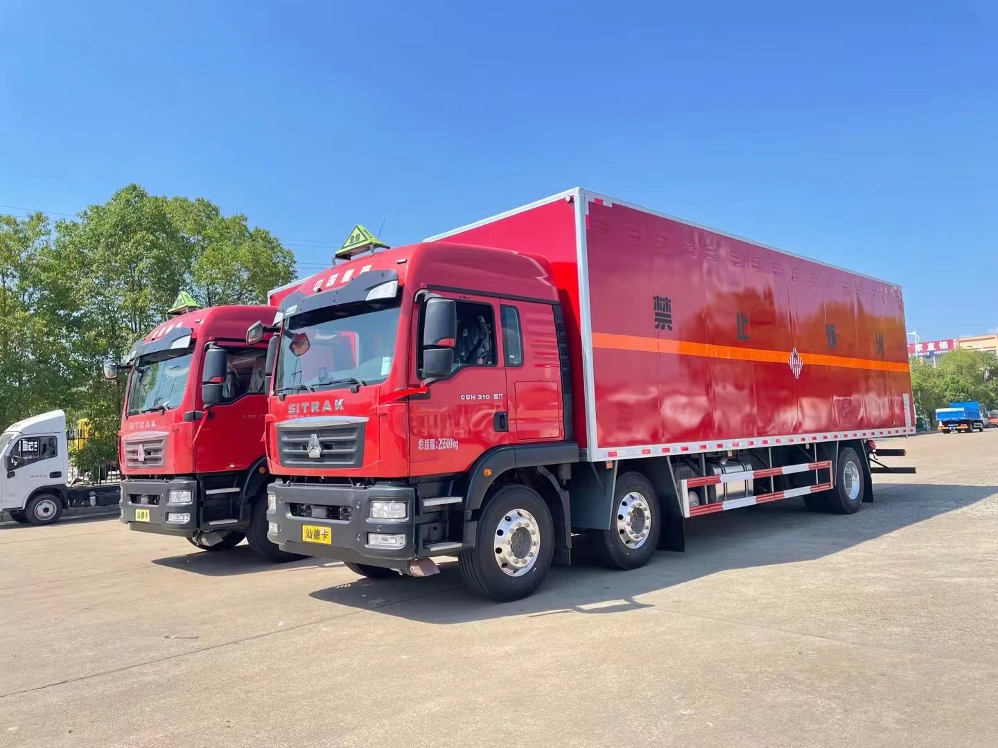 汕德卡9.5米易燃固体厢式运输车