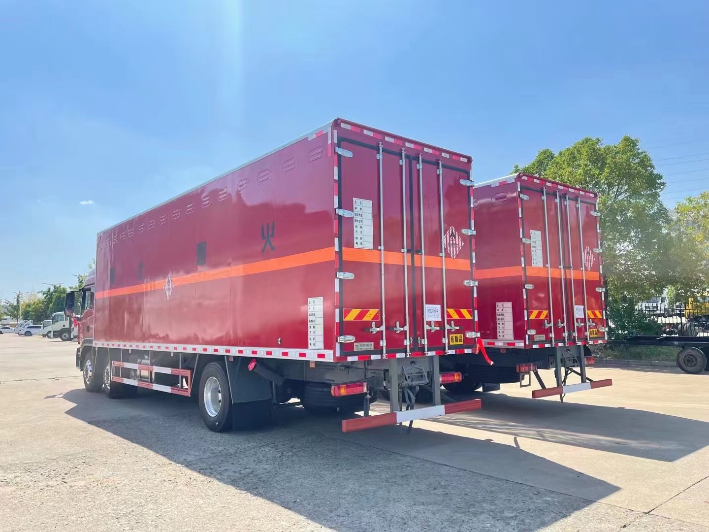 汕德卡9.5米易燃固体厢式运输车