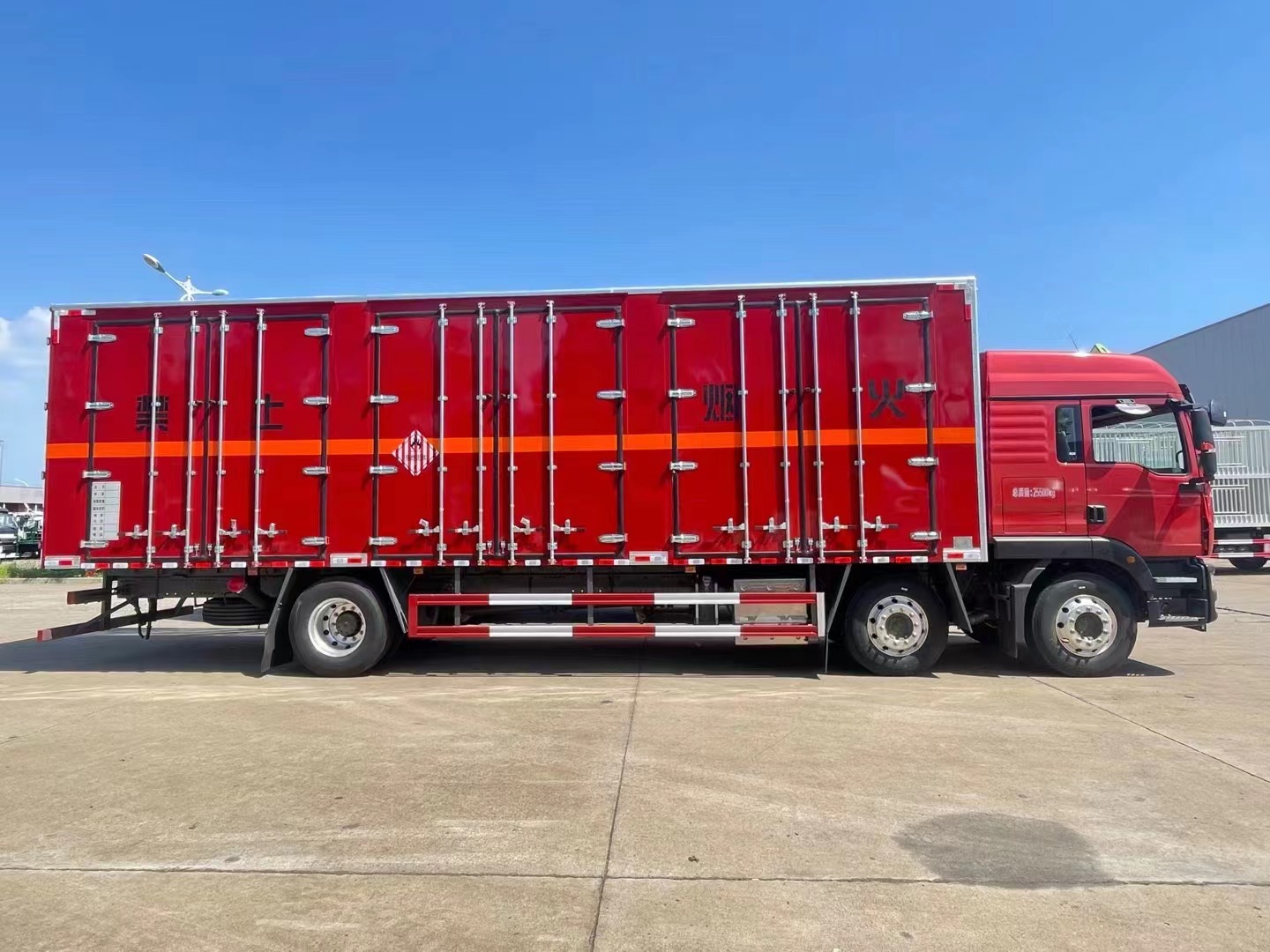 汕德卡9.5米易燃固体厢式运输车