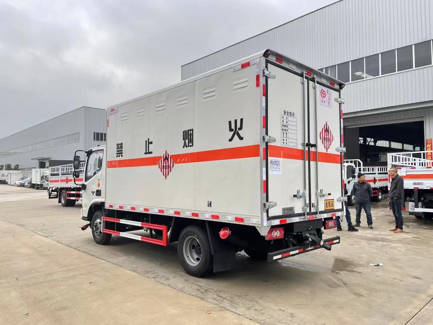 福田欧马可蓝牌易燃固体厢式运输车