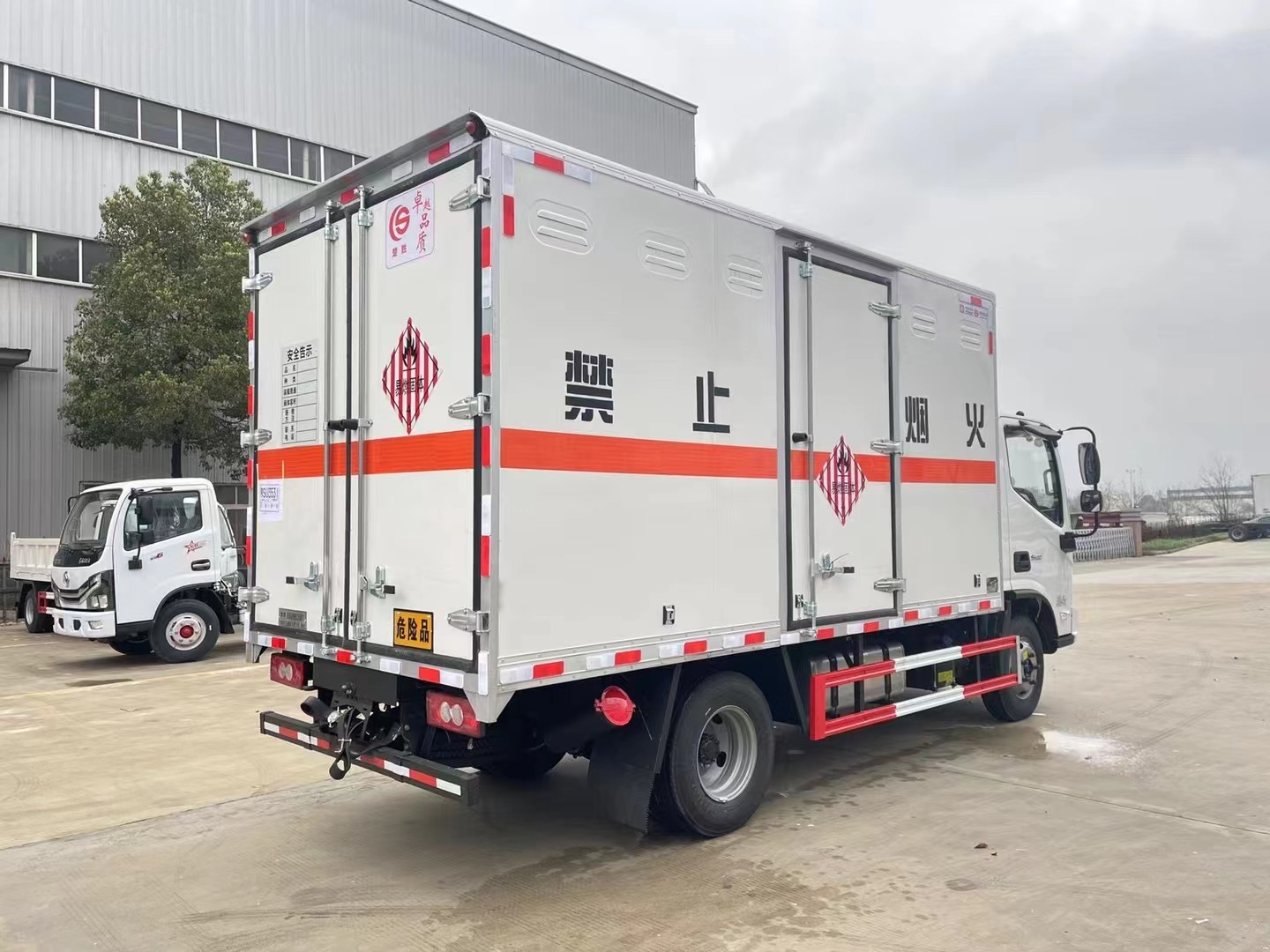 福田欧马可蓝牌易燃固体厢式运输车