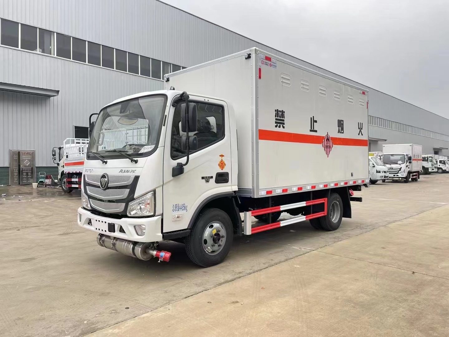 福田欧马可蓝牌易燃固体厢式运输车