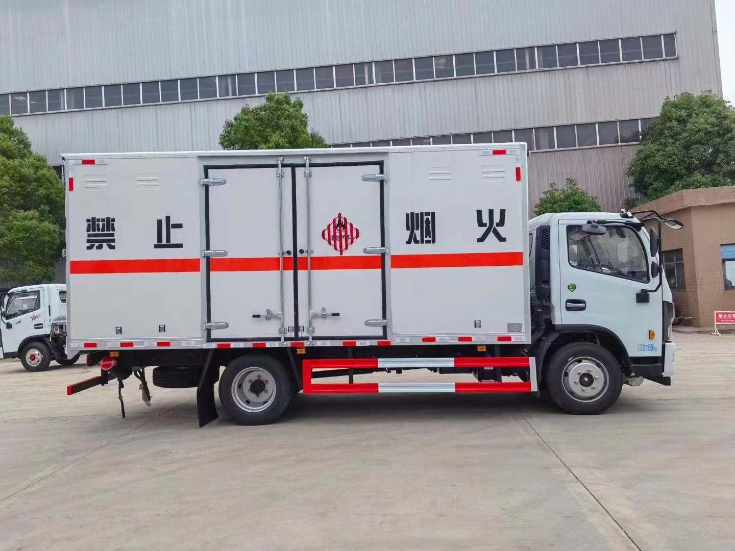 东风多利卡（5.2米）7.2吨易燃固体厢式运输车