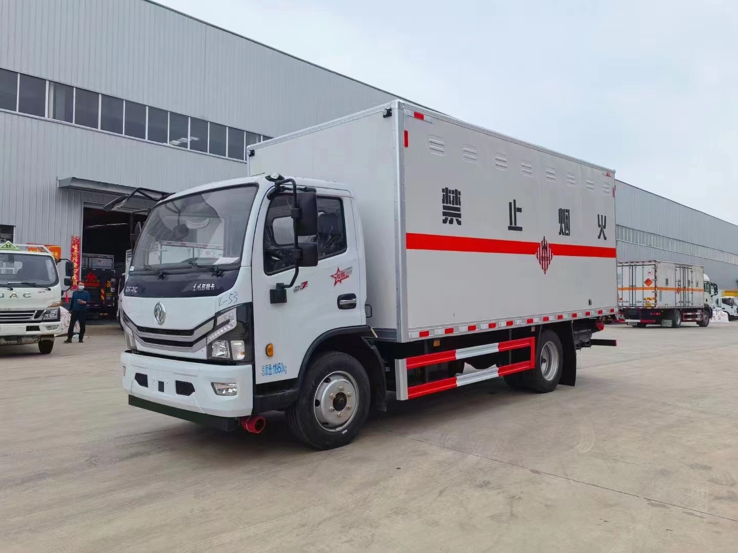 东风多利卡（5.2米）7.2吨易燃固体厢式运输车