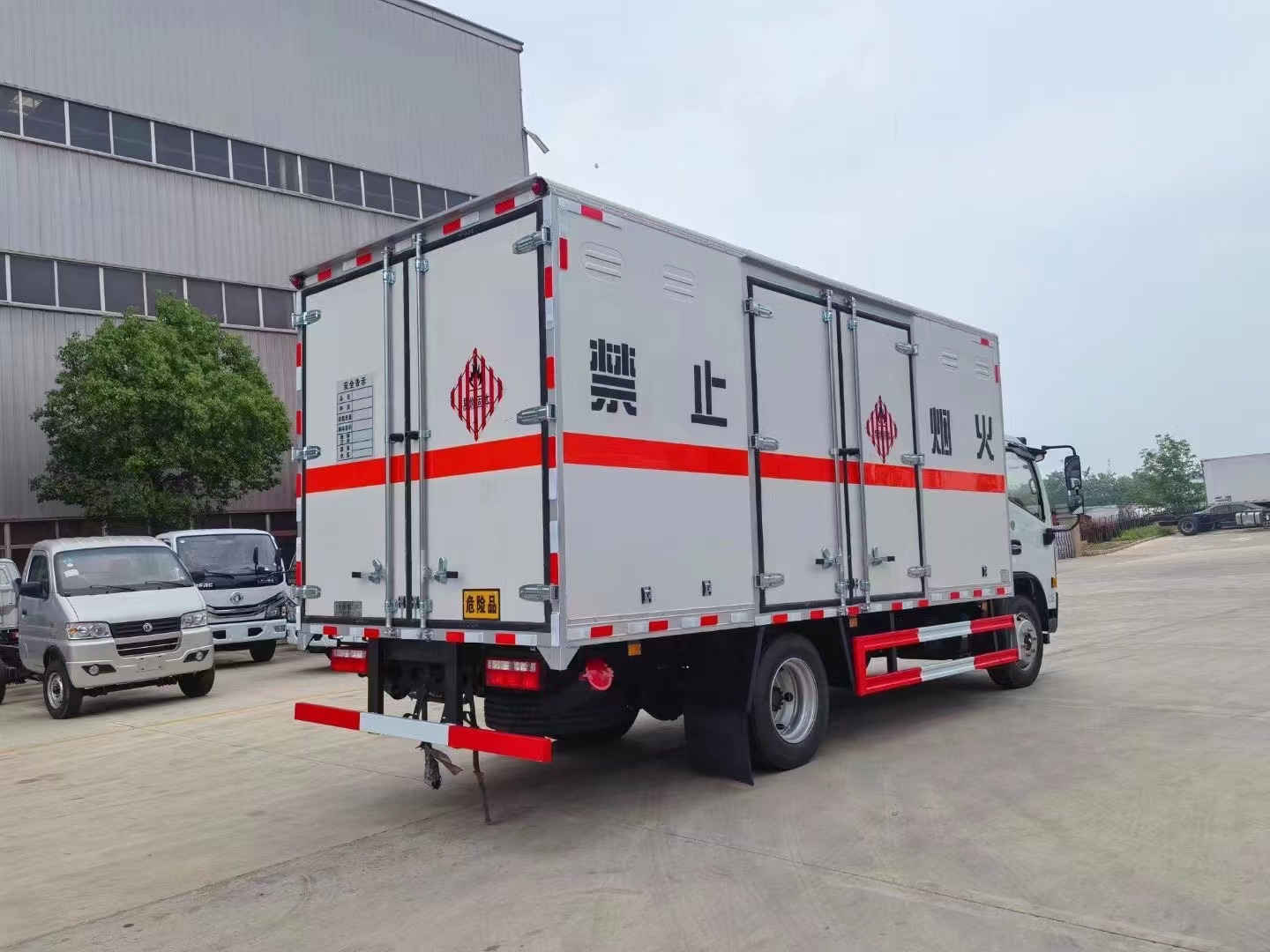 东风多利卡（5.2米）7.2吨易燃固体厢式运输车