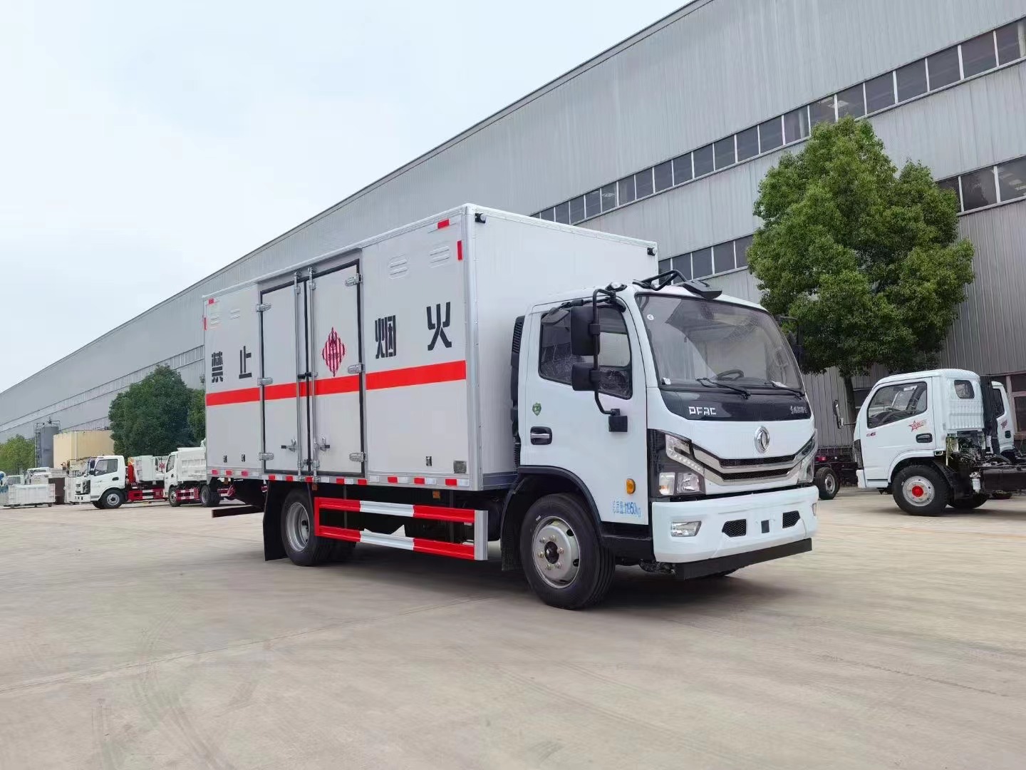 东风多利卡（5.2米）7.2吨易燃固体厢式运输车