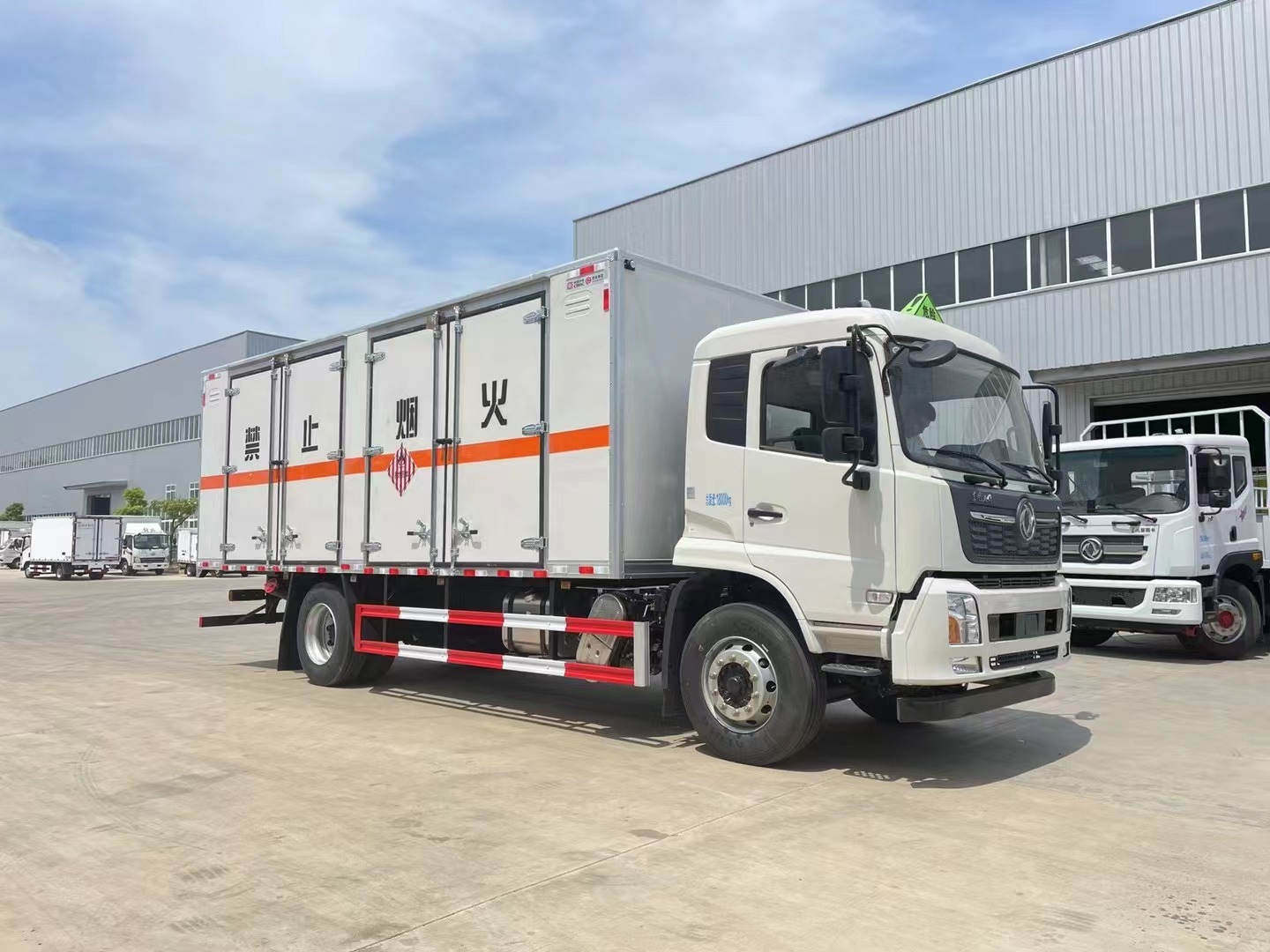 东风天锦（6.2米/6.8米）10吨易燃固体厢式运输车