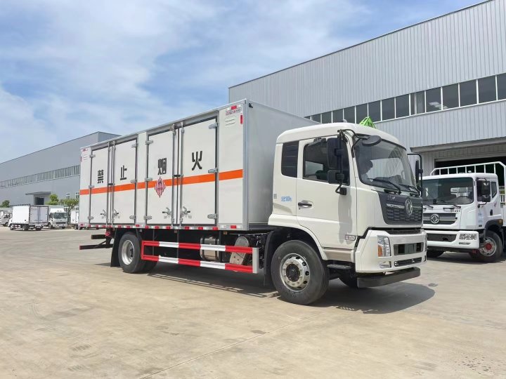 东风天锦（6.2米/6.8米）10吨易燃固体厢式运输车