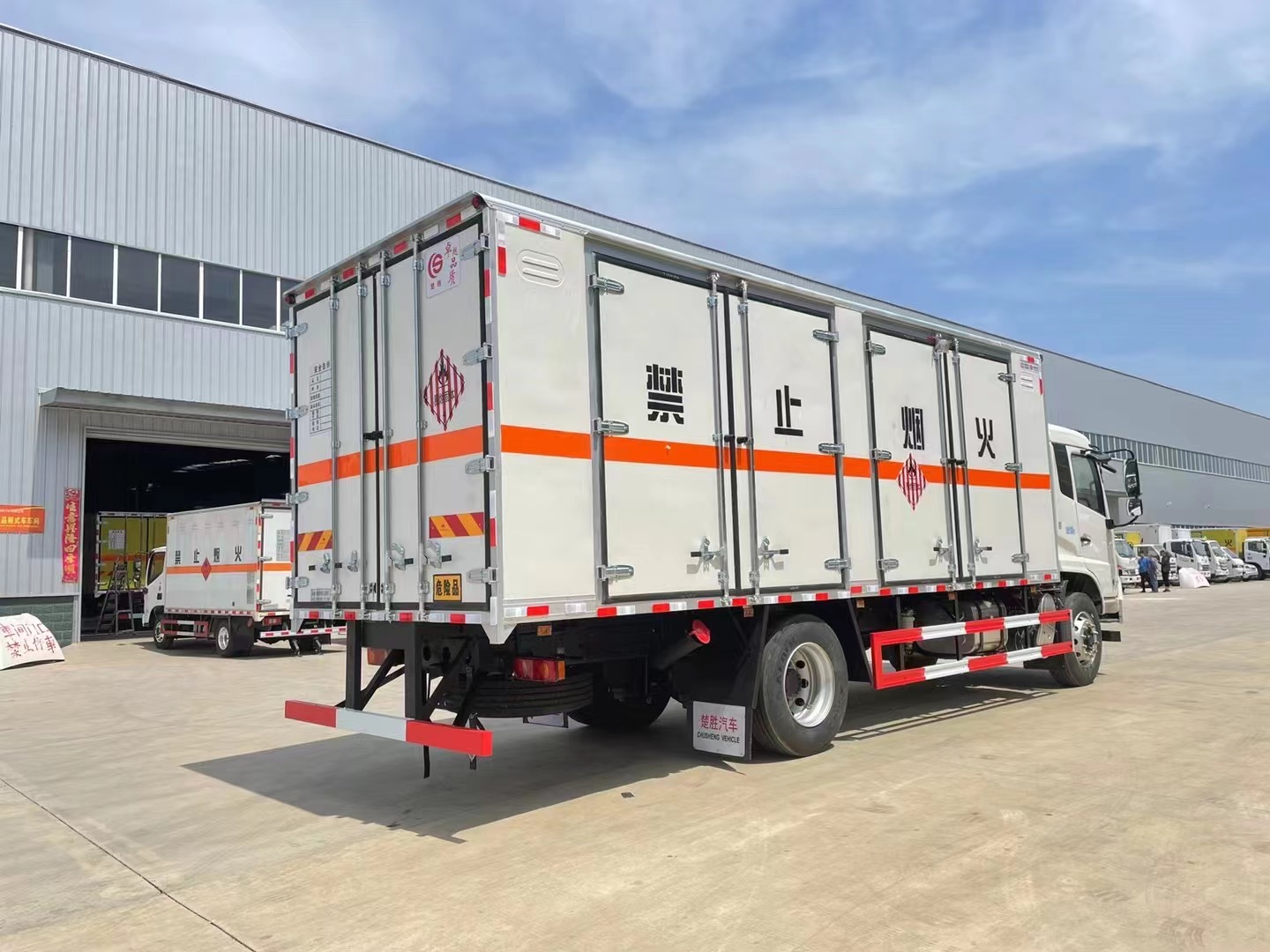 东风天锦（6.2米/6.8米）10吨易燃固体厢式运输车