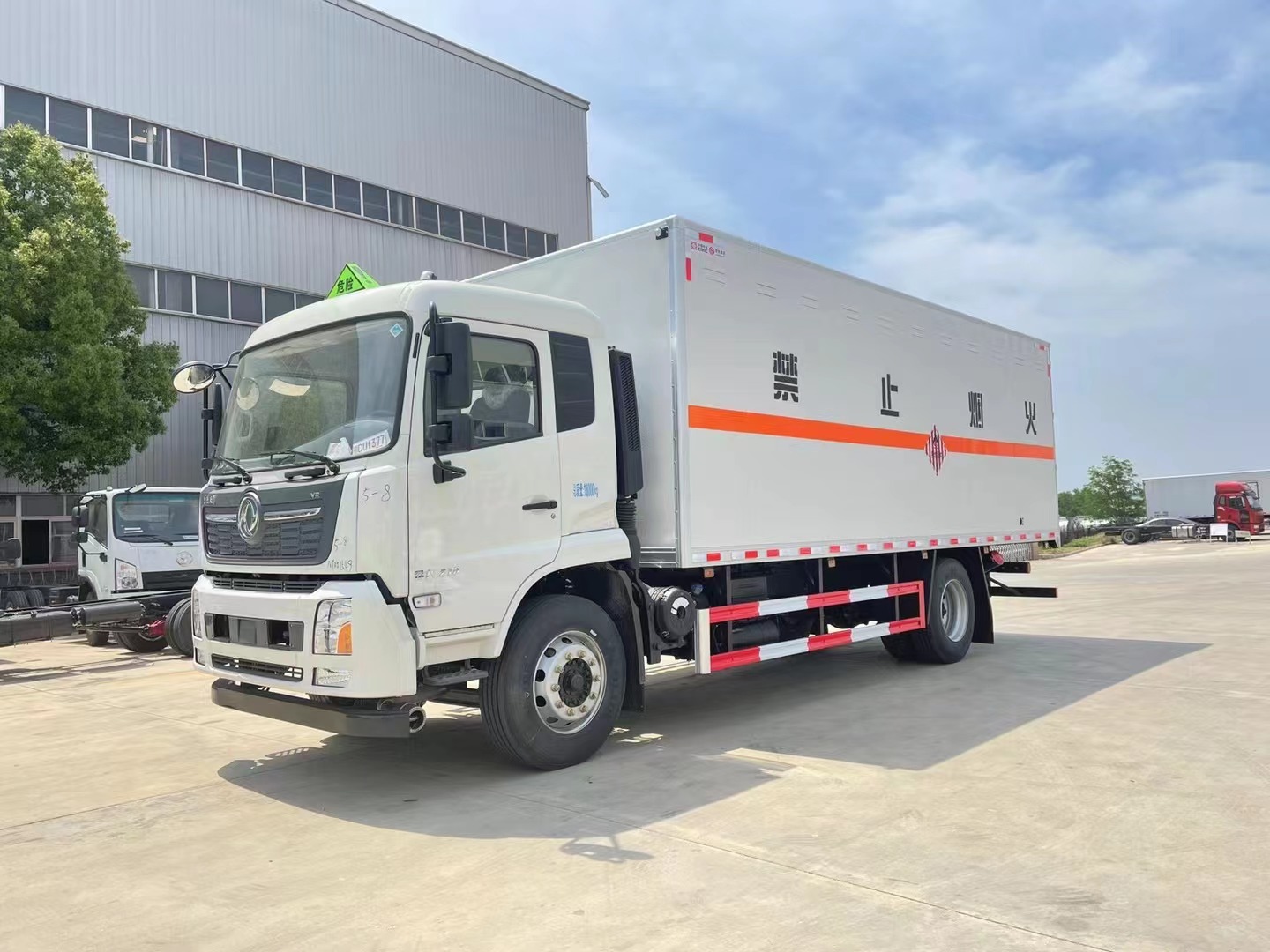 东风天锦（6.2米/6.8米）10吨易燃固体厢式运输车