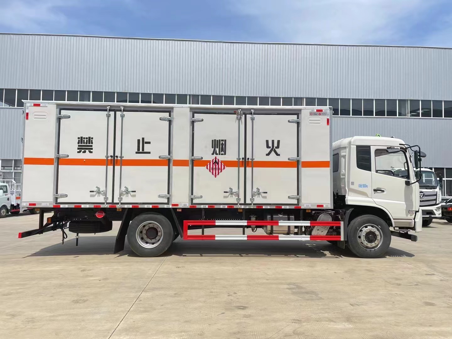 东风天锦（6.2米/6.8米）10吨易燃固体厢式运输车