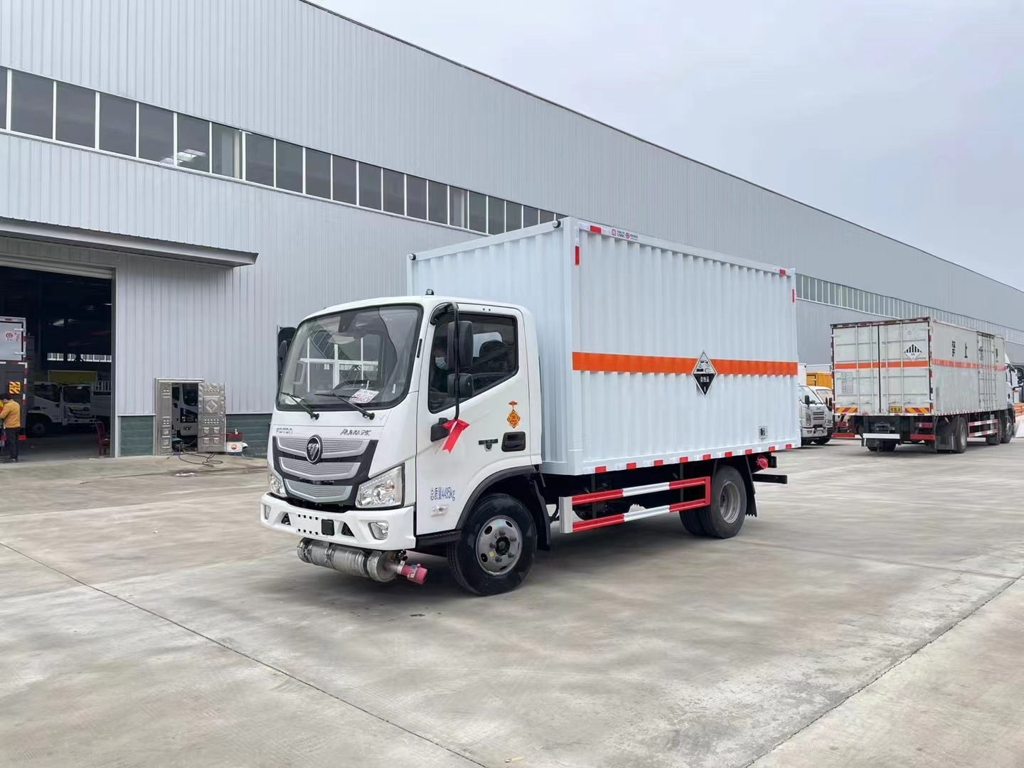 福田欧马可4.1米蓝牌腐蚀性物品厢式车