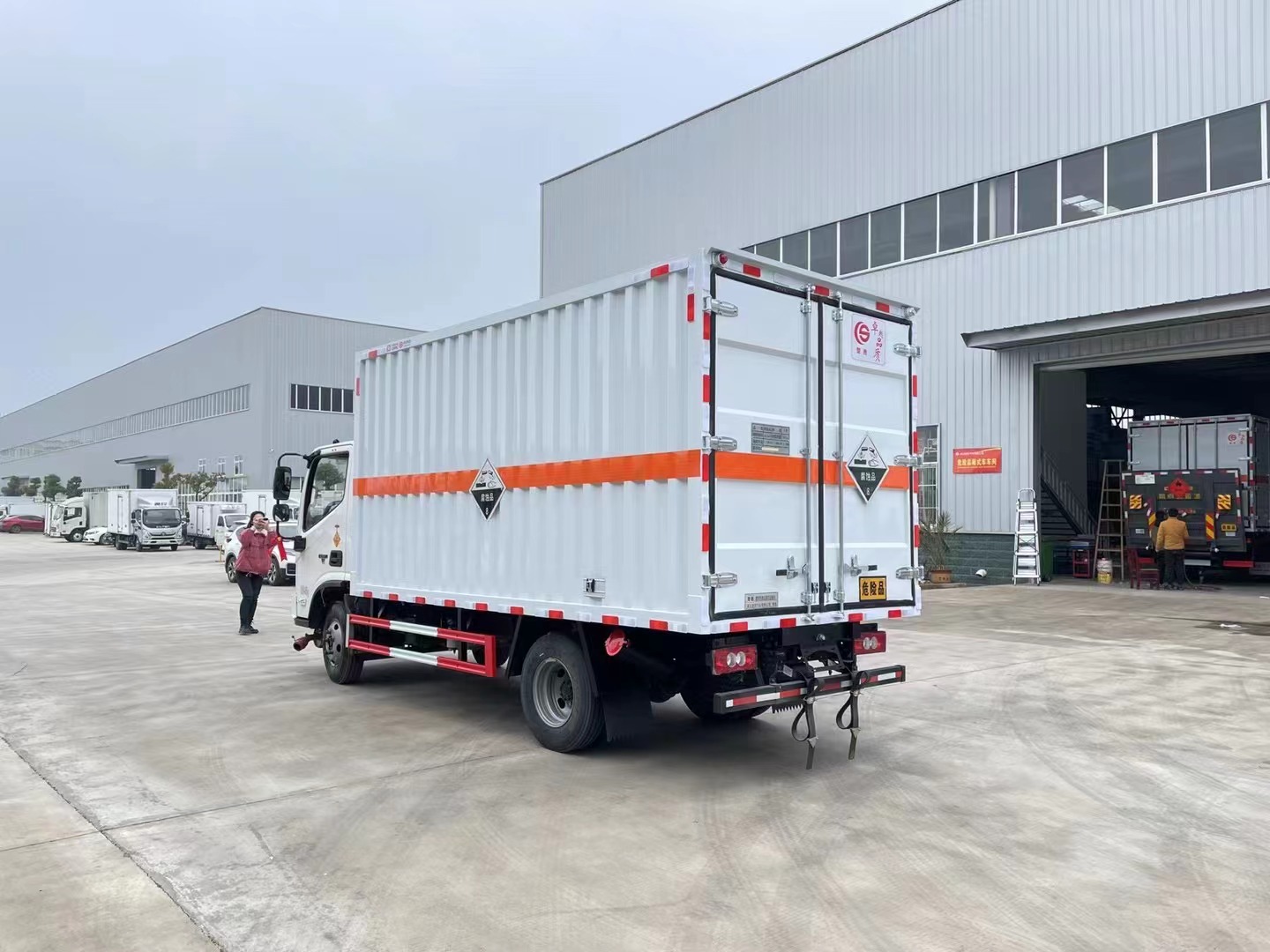 福田欧马可4.1米蓝牌腐蚀性物品厢式车