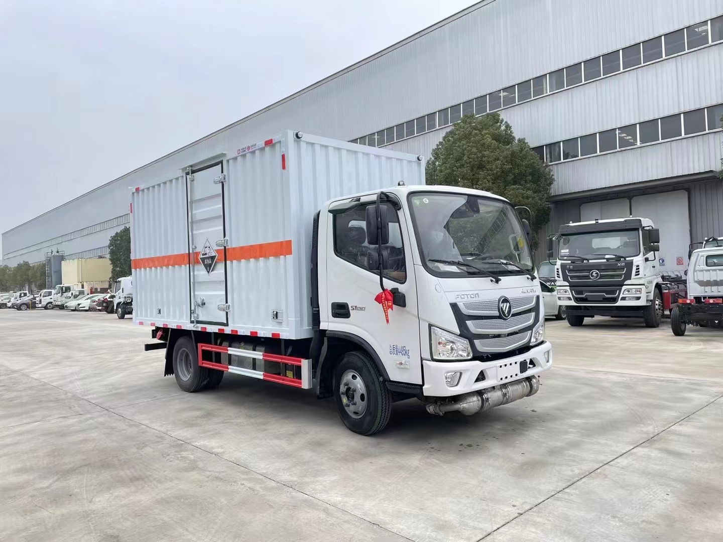 福田欧马可4.1米蓝牌腐蚀性物品厢式车