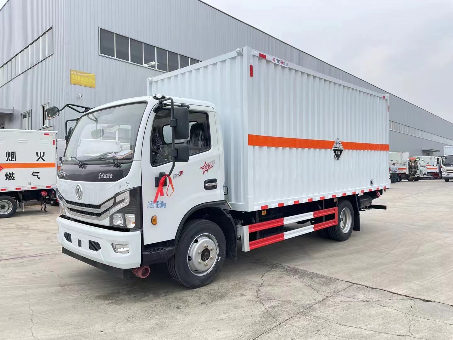 东风多利卡（5.2米）7.2吨腐蚀性物品厢式车