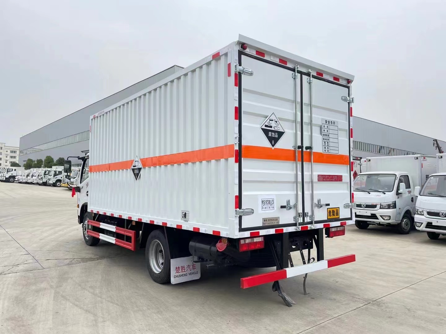 东风多利卡（5.2米）7.2吨腐蚀性物品厢式车