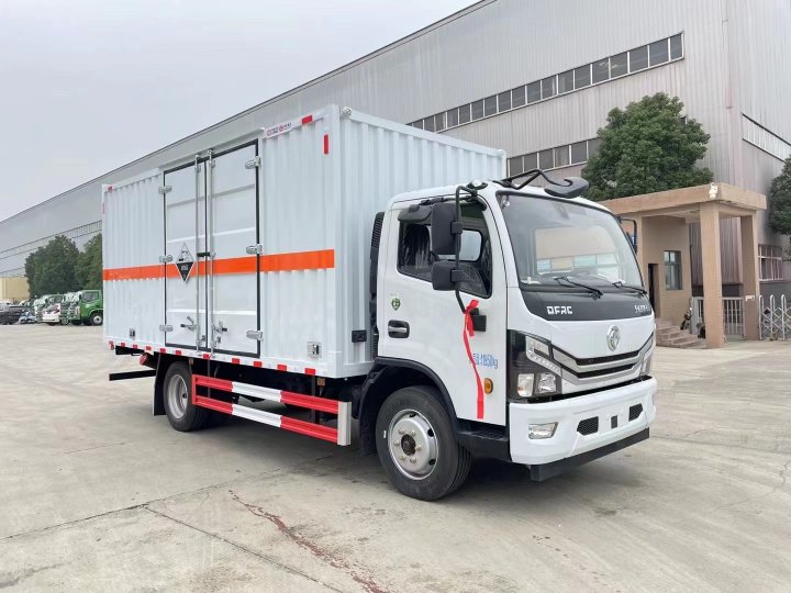 东风多利卡（5.2米）7.2吨腐蚀性物品厢式车