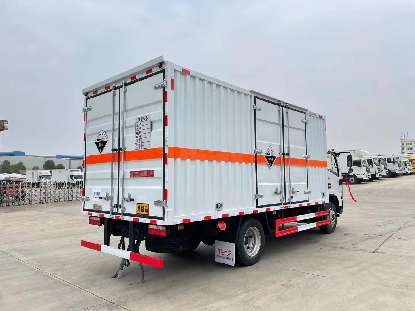 东风多利卡（5.2米）7.2吨腐蚀性物品厢式车