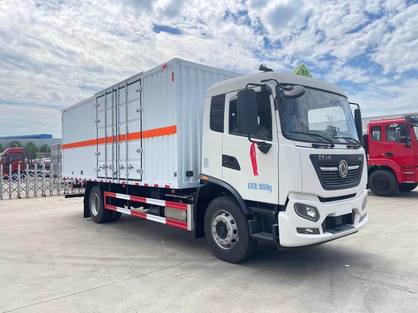 东风天锦6.2米/6.8米10吨腐蚀品厢式车