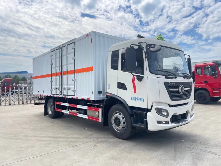 东风天锦6.2米/6.8米10吨腐蚀品厢式车