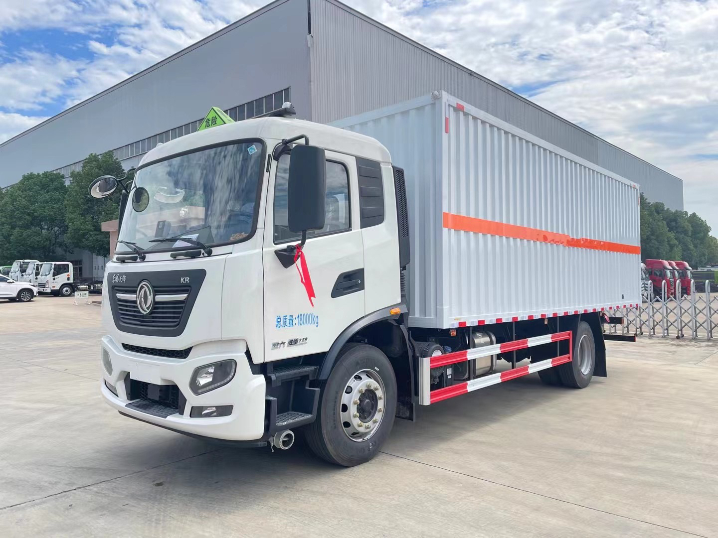 东风天锦6.2米/6.8米10吨腐蚀品厢式车