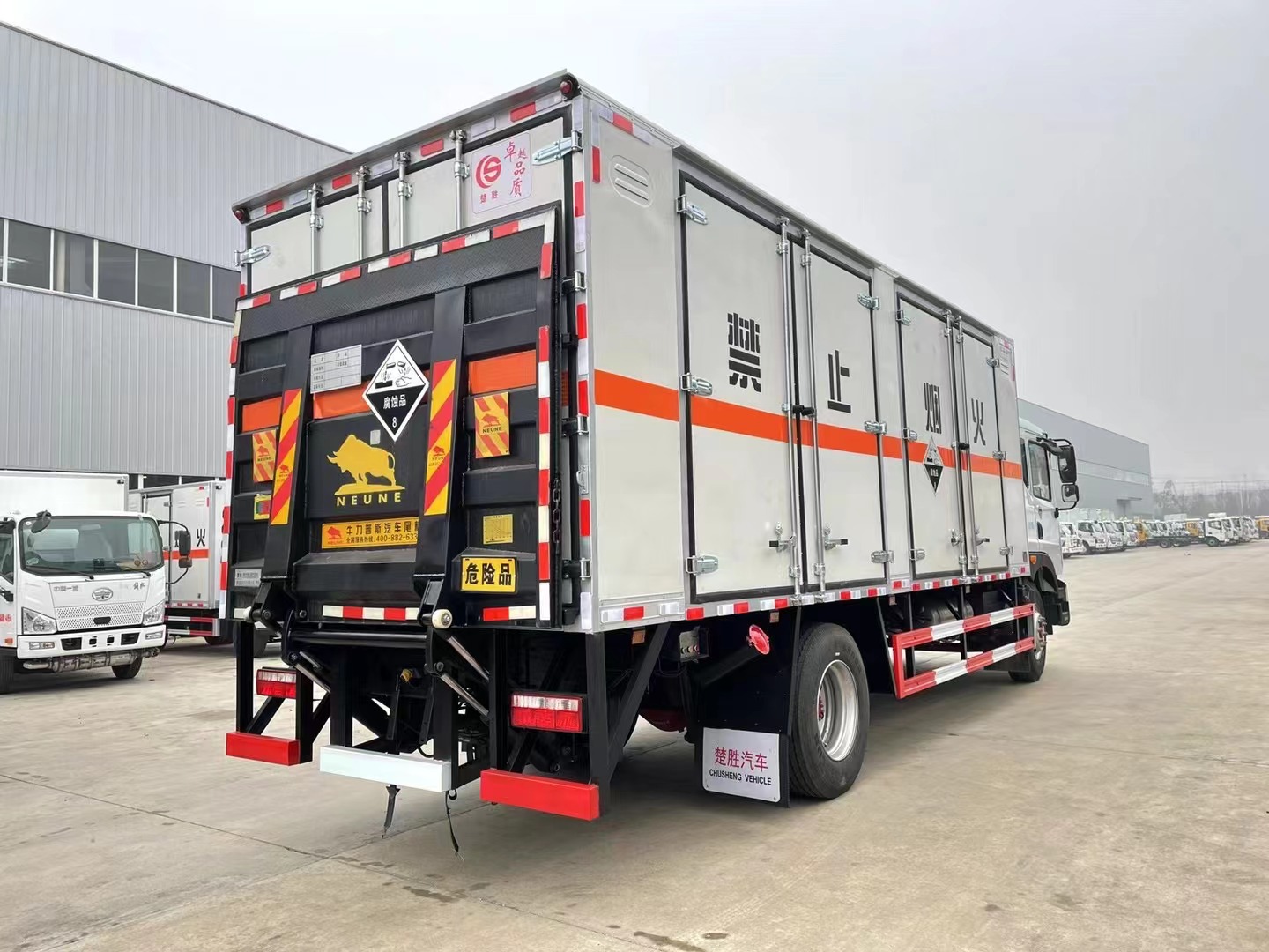 东风天锦6.2米/6.8米10吨腐蚀品厢式车