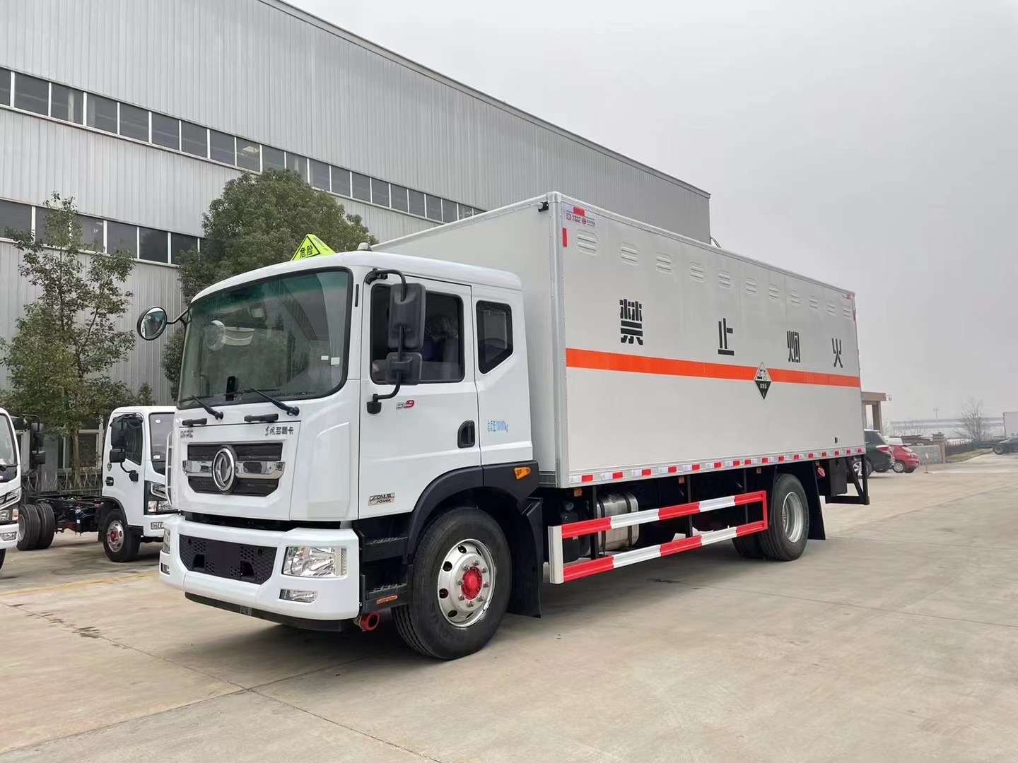 东风多利卡（6.2米/6.8米）腐蚀品厢式车